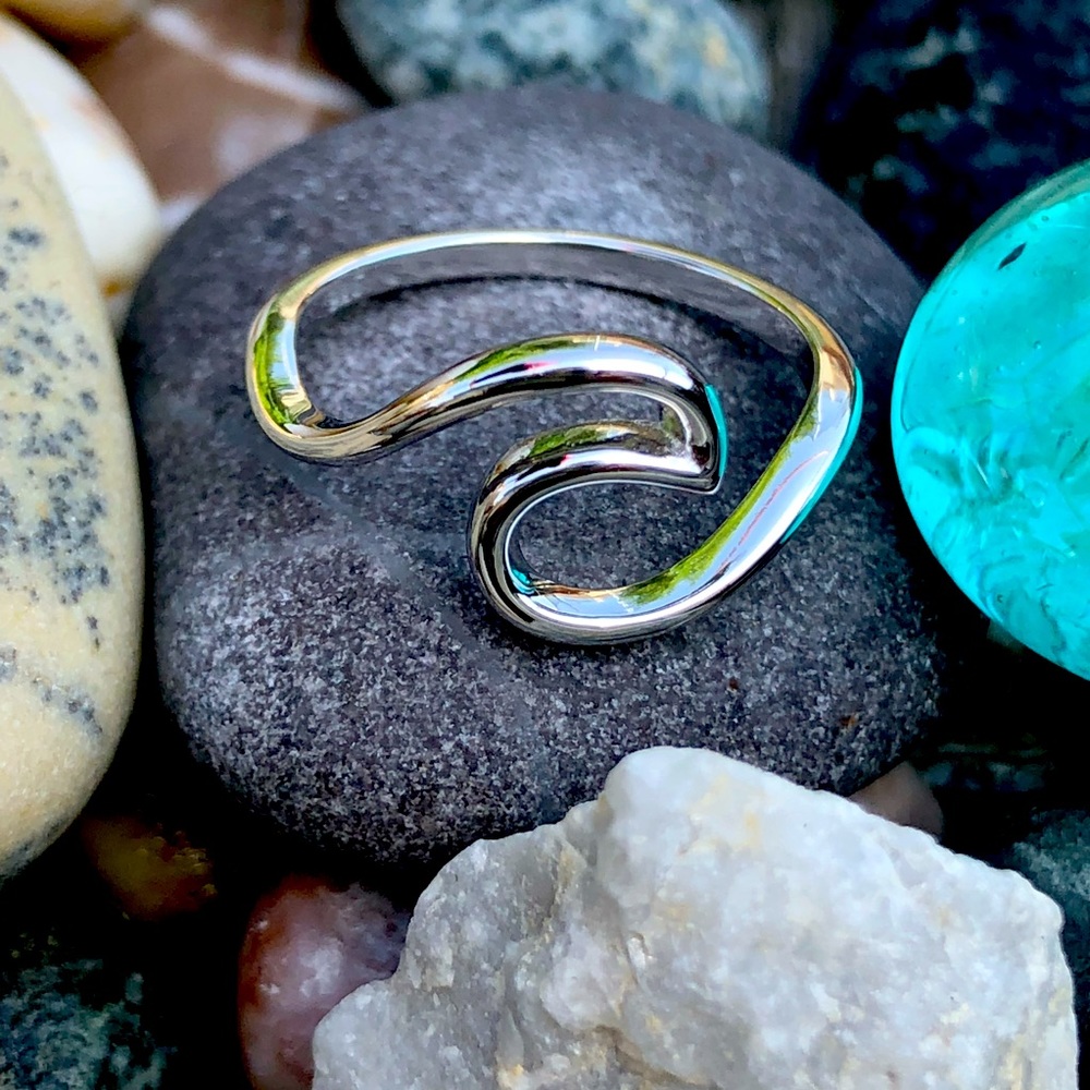 Women’s sterling silver classic wave ring!